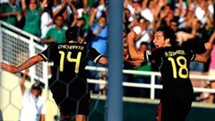 Chicharito y Guardado celebran el gol del empate en la final de la Copa Oro 2011